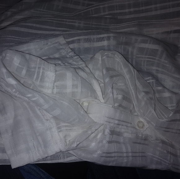 NY&Co. M Window Payne White Sheer Boyfriend Top - Picture 5 of 7